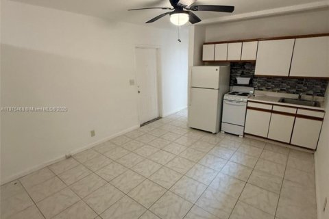 House in Oakland Park, Florida 1 bedroom № 1926439 - photo 2