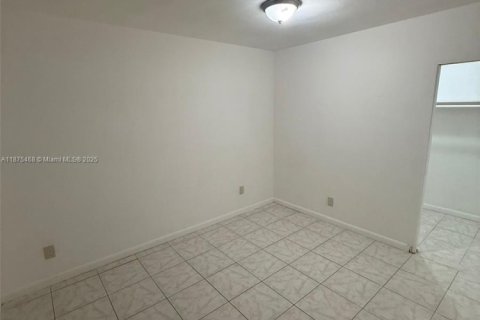 House in Oakland Park, Florida 1 bedroom № 1926439 - photo 4