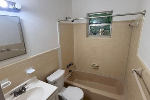 House in Oakland Park, Florida 1 bedroom № 1926439 - photo 3