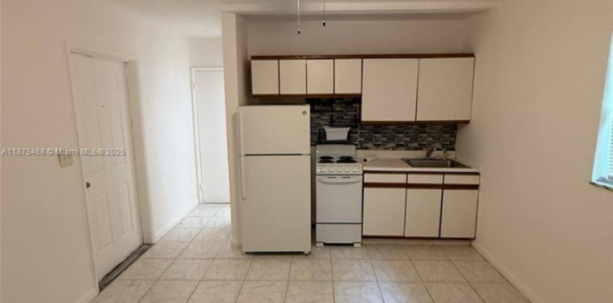 House in Oakland Park, Florida 1 bedroom № 1926439