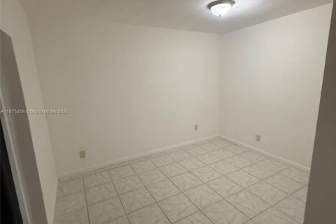 House in Oakland Park, Florida 1 bedroom № 1926439 - photo 5