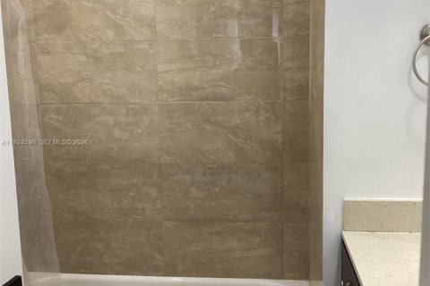 Condo in Miami, Florida, 2 bedrooms  № 2052891 - photo 15