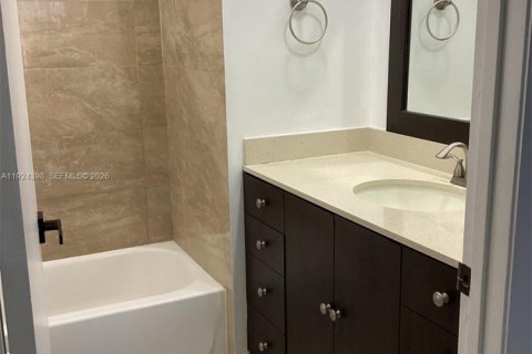 Condo in Miami, Florida, 2 bedrooms  № 2052891 - photo 14