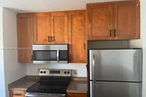 Condo in Miami, Florida, 2 bedrooms  № 2052891 - photo 7