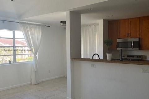 Condo in Miami, Florida, 2 bedrooms  № 2052891 - photo 2