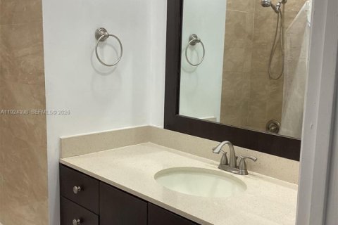 Condo in Miami, Florida, 2 bedrooms  № 2052891 - photo 16