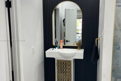 Condo in Miami, Florida, 2 bedrooms  № 2052891 - photo 18