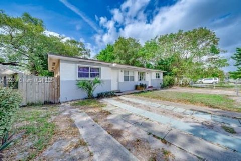 Commercial property in Miami, Florida 202.16 sq.m. № 1705268 - photo 2