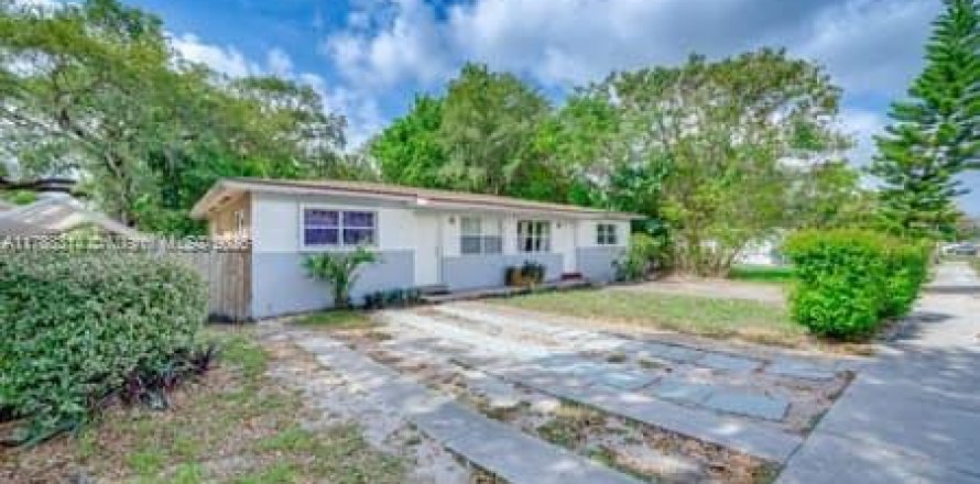 Commercial property in Miami, Florida 202.16 sq.m. № 1705268