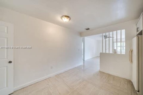 Commercial property in Miami, Florida 202.16 sq.m. № 1705268 - photo 22
