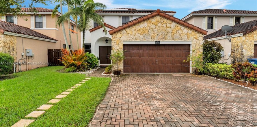 House in Miami, Florida 4 bedrooms, 241.73 sq.m. № 1933136