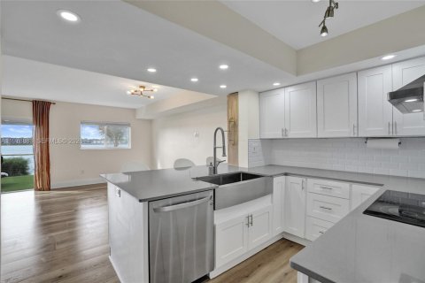 Touwnhouse à louer à Miami, Floride: 2 chambres, 120.77 m2 № 2046423 - photo 13