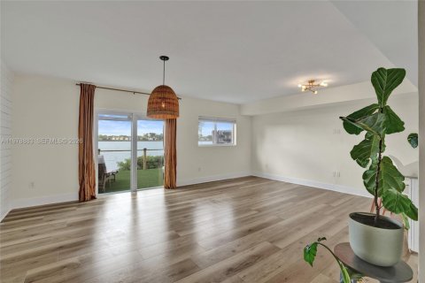 Touwnhouse à louer à Miami, Floride: 2 chambres, 120.77 m2 № 2046423 - photo 7