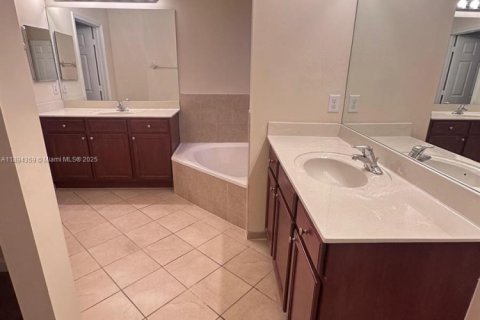 Adosado en alquiler en Miami, Florida, 3 dormitorios, 157.19 m2 № 1946116 - foto 16