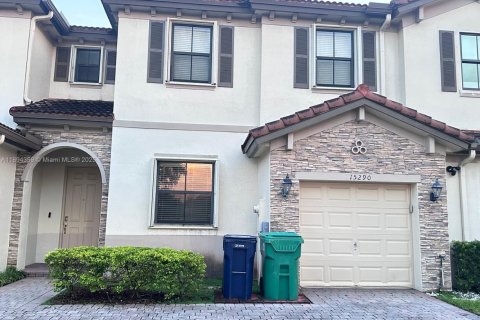 Adosado en alquiler en Miami, Florida, 3 dormitorios, 157.19 m2 № 1946116 - foto 1