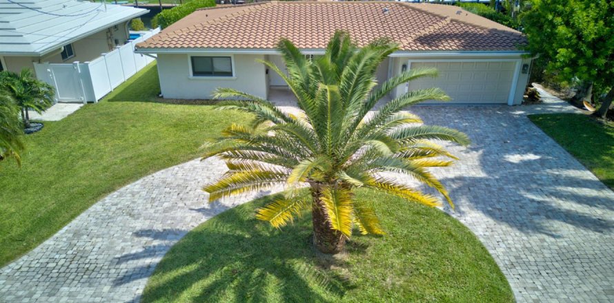 House in Pompano Beach, Florida 3 bedrooms, 125.23 sq.m. № 2082977