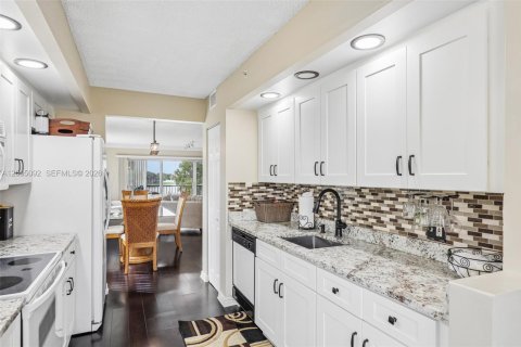 Condo in Pembroke Pines, Florida, 2 bedrooms  № 2385527 - photo 13
