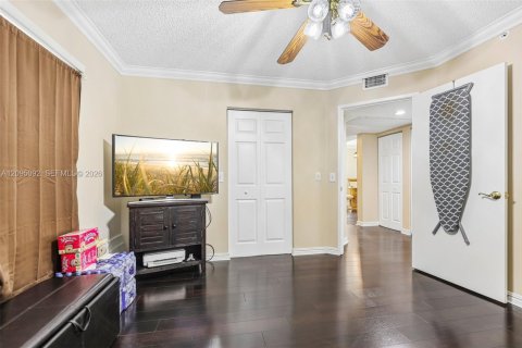 Condo in Pembroke Pines, Florida, 2 bedrooms  № 2385527 - photo 20