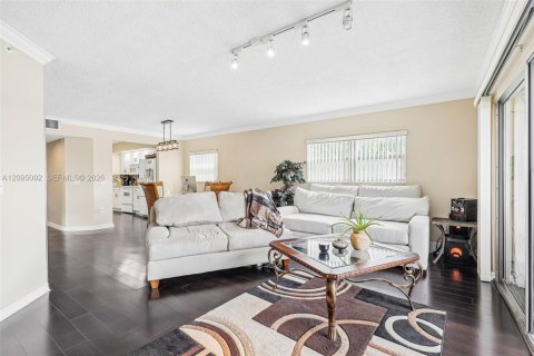 Condo in Pembroke Pines, Florida, 2 bedrooms  № 2385527 - photo 7