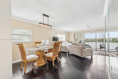 Condo in Pembroke Pines, Florida, 2 bedrooms  № 2385527 - photo 11
