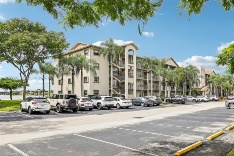 Condo in Pembroke Pines, Florida, 2 bedrooms  № 2385527 - photo 2