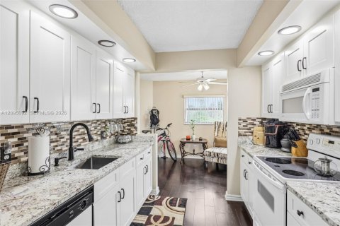 Condo in Pembroke Pines, Florida, 2 bedrooms  № 2385527 - photo 16