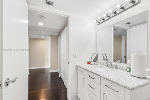 Condo in Pembroke Pines, Florida, 2 bedrooms  № 2385527 - photo 26