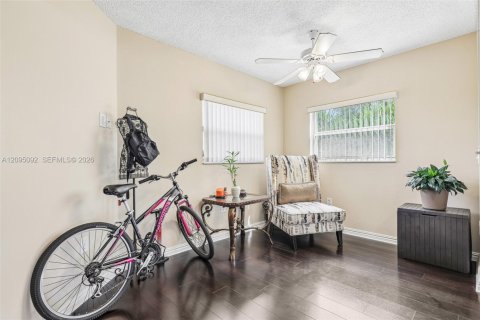 Condo in Pembroke Pines, Florida, 2 bedrooms  № 2385527 - photo 22