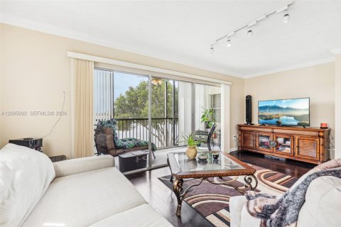Condo in Pembroke Pines, Florida, 2 bedrooms  № 2385527 - photo 6