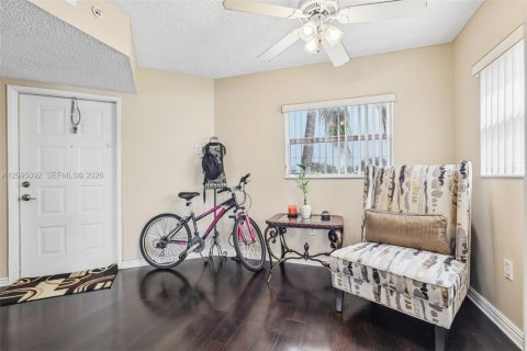 Condo in Pembroke Pines, Florida, 2 bedrooms  № 2385527 - photo 23