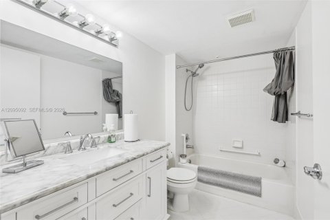 Condo in Pembroke Pines, Florida, 2 bedrooms  № 2385527 - photo 25