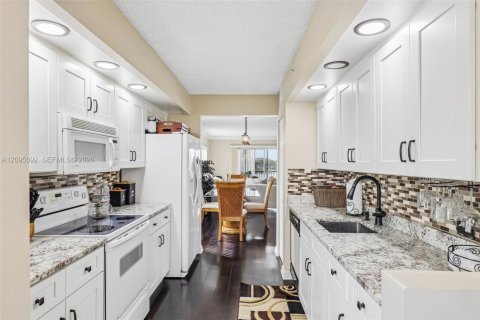 Condo in Pembroke Pines, Florida, 2 bedrooms  № 2385527 - photo 14
