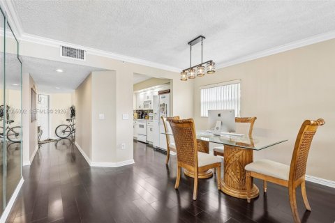 Condo in Pembroke Pines, Florida, 2 bedrooms  № 2385527 - photo 9