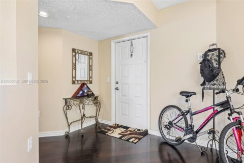 Condo in Pembroke Pines, Florida, 2 bedrooms  № 2385527 - photo 24