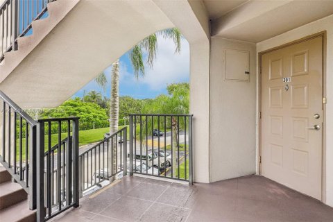 Condo in Pembroke Pines, Florida, 2 bedrooms  № 2385527 - photo 4