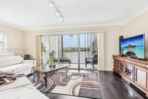 Condo in Pembroke Pines, Florida, 2 bedrooms  № 2385527 - photo 5