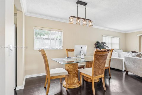 Condo in Pembroke Pines, Florida, 2 bedrooms  № 2385527 - photo 10