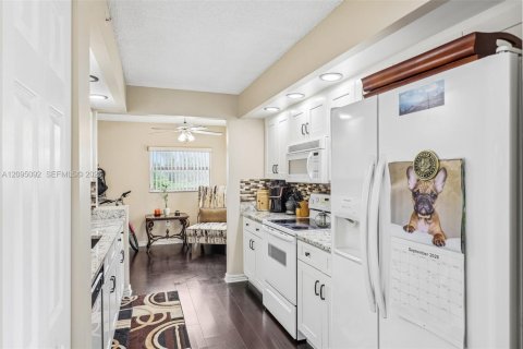 Condo in Pembroke Pines, Florida, 2 bedrooms  № 2385527 - photo 15