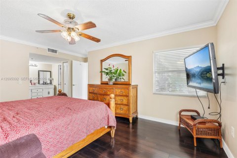 Condo in Pembroke Pines, Florida, 2 bedrooms  № 2385527 - photo 30