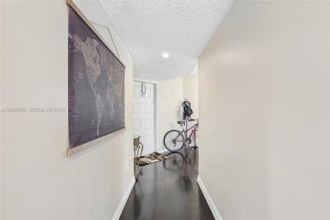 Condo in Pembroke Pines, Florida, 2 bedrooms  № 2385527 - photo 21