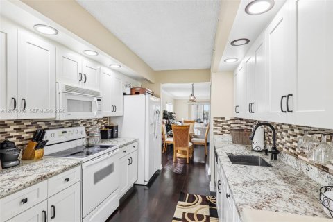 Condo in Pembroke Pines, Florida, 2 bedrooms  № 2385527 - photo 12