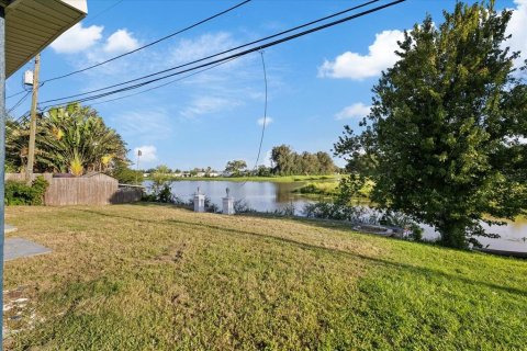 House in Saint Petersburg, Florida 3 bedrooms, 135.45 sq.m. № 2322712 - photo 4