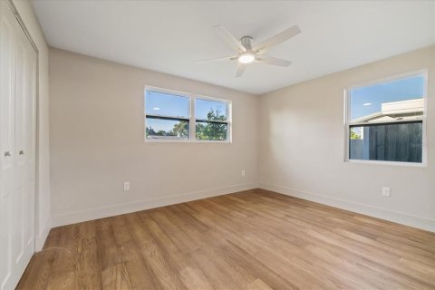 House in Saint Petersburg, Florida 3 bedrooms, 135.45 sq.m. № 2322712 - photo 24