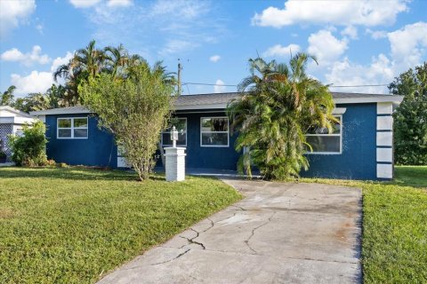 House in Saint Petersburg, Florida 3 bedrooms, 135.45 sq.m. № 2322712