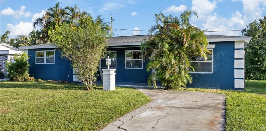House in Saint Petersburg, Florida 3 bedrooms, 135.45 sq.m. № 2322712
