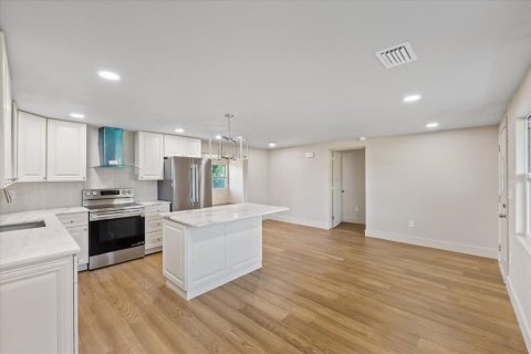 House in Saint Petersburg, Florida 3 bedrooms, 135.45 sq.m. № 2322712 - photo 8
