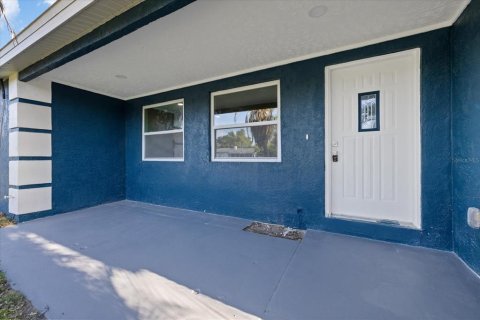 House in Saint Petersburg, Florida 3 bedrooms, 135.45 sq.m. № 2322712 - photo 2