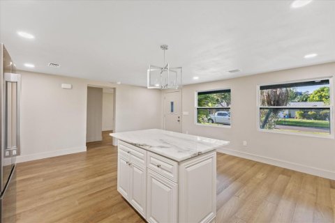 House in Saint Petersburg, Florida 3 bedrooms, 135.45 sq.m. № 2322712 - photo 12