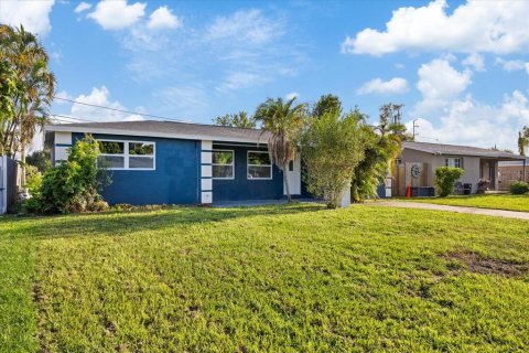House in Saint Petersburg, Florida 3 bedrooms, 135.45 sq.m. № 2322712 - photo 3