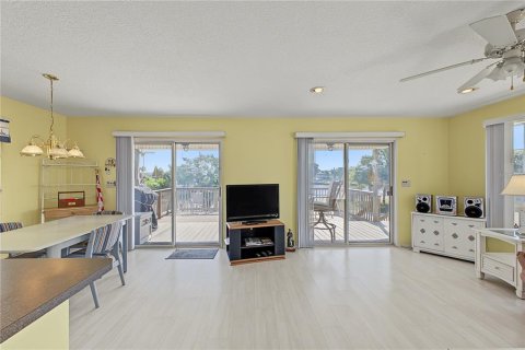House in Hernando Beach, Florida 3 bedrooms, 98.1 sq.m. № 2388517 - photo 23